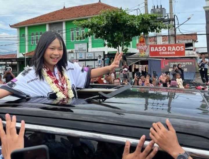 Ribuan Warga Cirebon Timur Padati Jalan Sambut Juara Dangdut Academy April dengan Euforia Tinggi