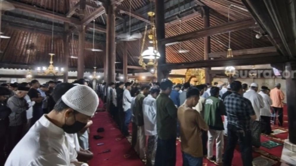 Ikuti Kalender Hijriah Global Tunggal, Tarawih Perdana Kauman dan Jogokriyan Dipenuhi Jamaah
