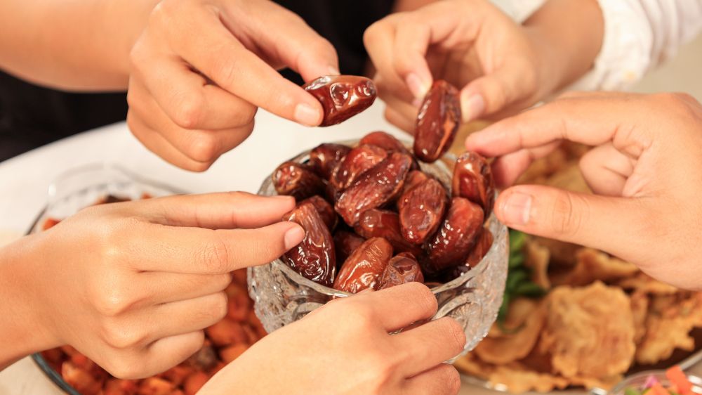 Jangan Asal Teguk Air, Ini Adab dan Doa Berbuka Puasa Sesuai Sunnah yang Bikin Tenang