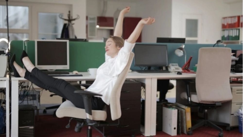 Cobaan Fokus Saat Puasa: Bagaimana Karyawan Menahan Kantuk di Rapat Siang